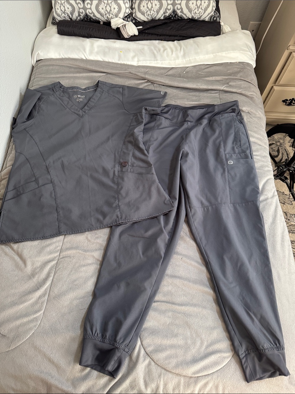Wonder Wink women’s cargo Scrub 2 pc set gray Jogger style Pants Sz L top Sz M
